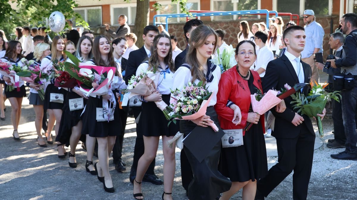 Bátran engedik el a kezüket, elballagtak a Széchenyi végzősei – képgalériával
