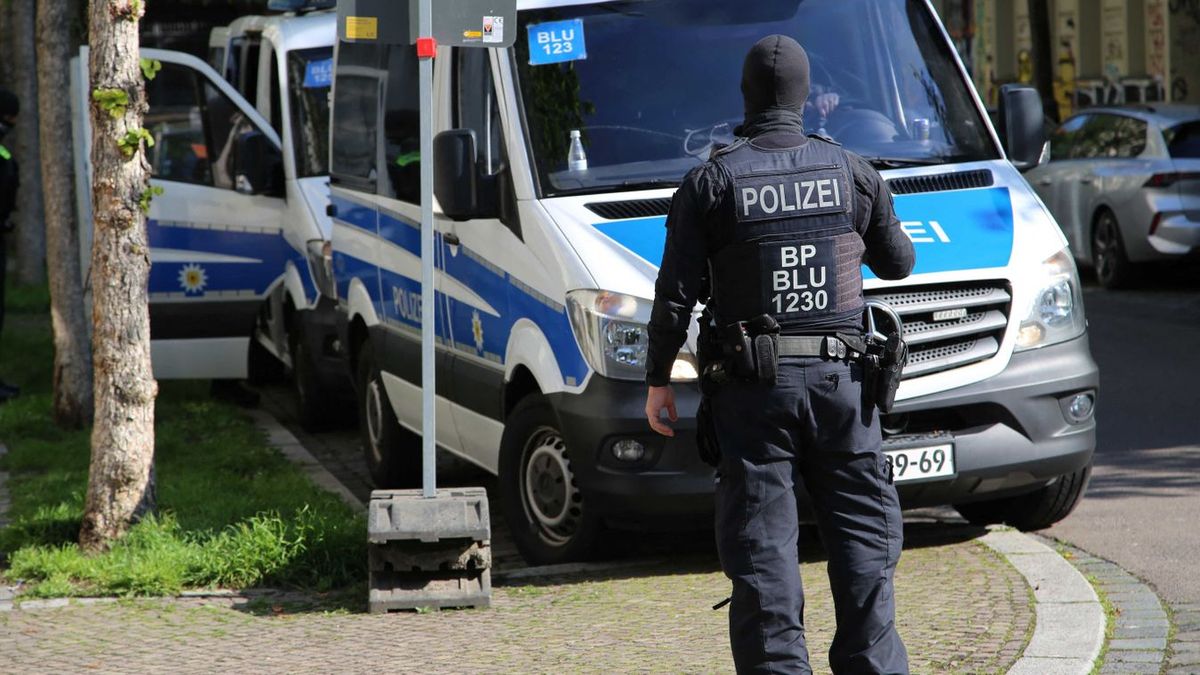 Autó hajtott emberek közé Lipcsében