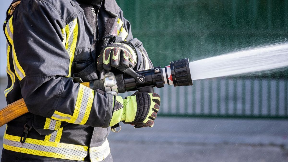 Lángokban áll Dunaújváros határa – több hektárt érint a tűz