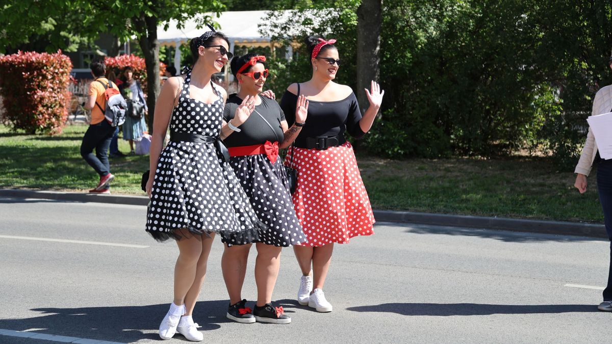 Retró majális felvonulással, veterán autókkal, jelmezekkel (képgalériával)