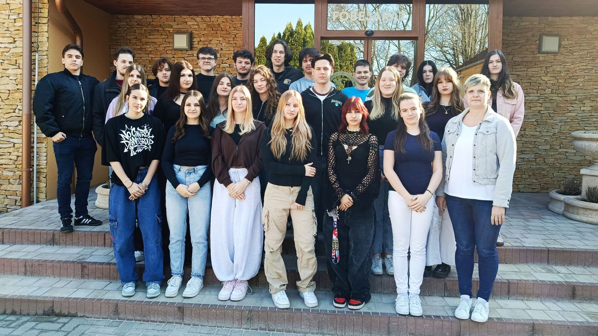 Egy korszak vége, egy új kezdete – fotókon a végzős diákok (képgaléria az érettségiző osztályokról)