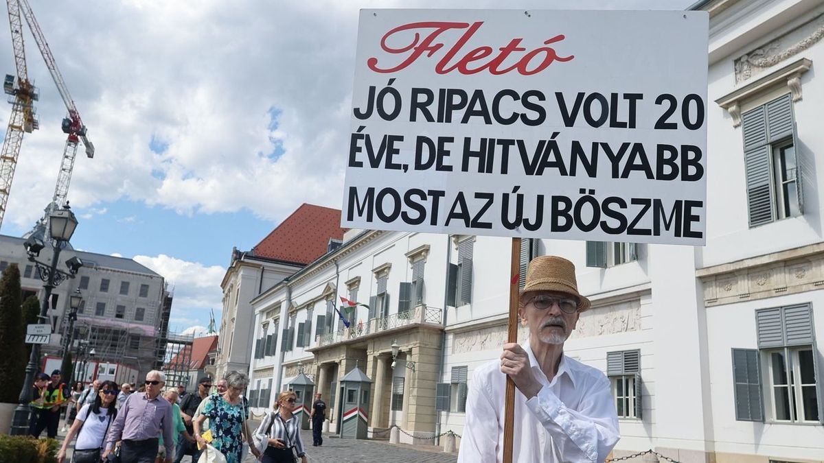 Elkezdődött a szimpátiatüntetés a Sándor-palotánál – Kövesse