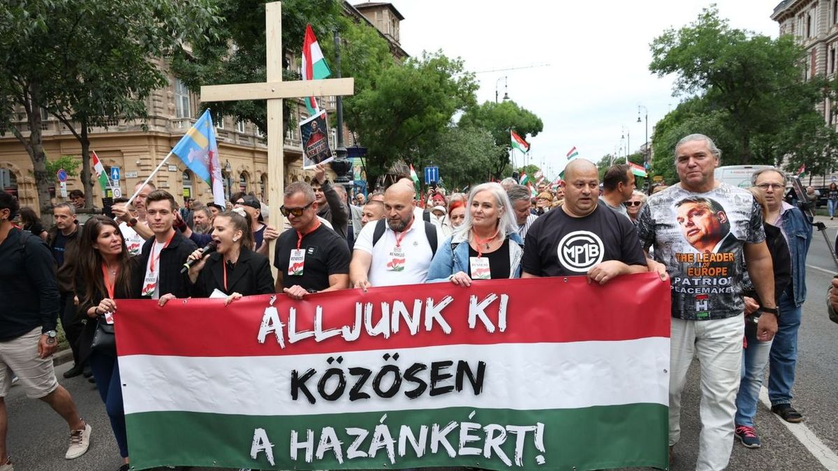 Orbán Viktort éltették a migrációs paktum elleni tüntetés ré