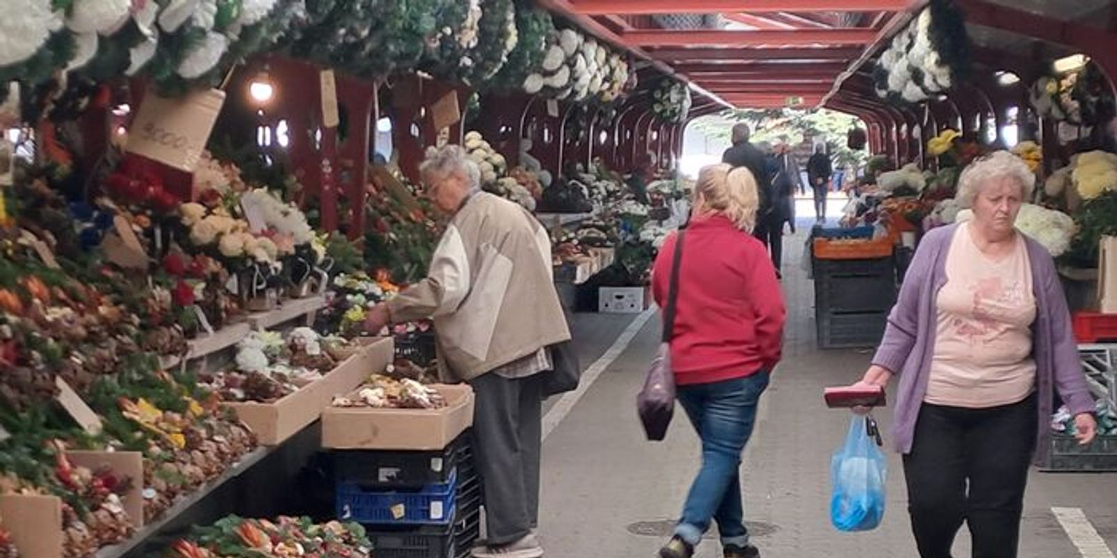 Már a mindenszentek uralja a dunaújvárosi piacot, mutatjuk az árakat
