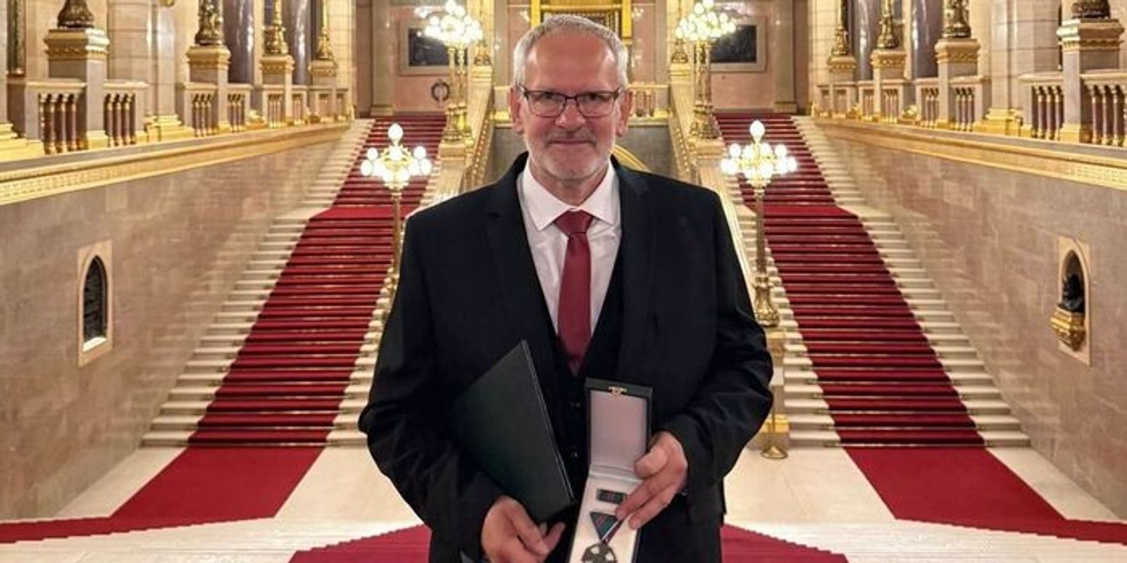 Rangos állami kitüntetést vehetett át a dunaújvárosi iskolaigazgató